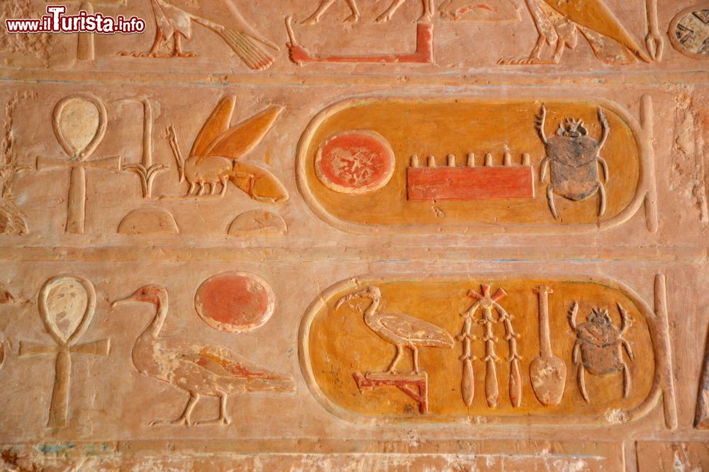 Immagine Splendidi geroglifici dai colori ancora accesi all'interno del Tempio di Hatshepsut, presso Luxor (Egitto).