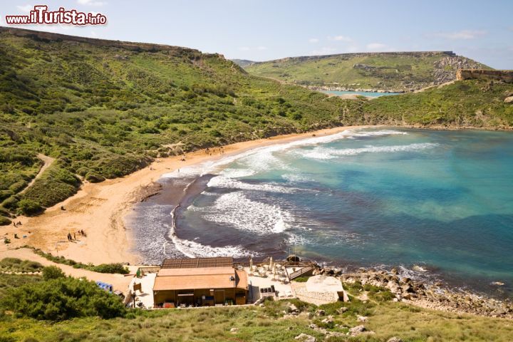 Immagine Ghajn Tuffieha Bay a Malta. Chiamata anche Riviera, questa baia si trova nella parte nordoccidentale dell'isola. Il paesaggio, chiuso sui due lati da due promontori, è davvero impagabile. Per raggiungere la spiaggia si devono affrontare duecento scalini - © imagesef / Shutterstock.com