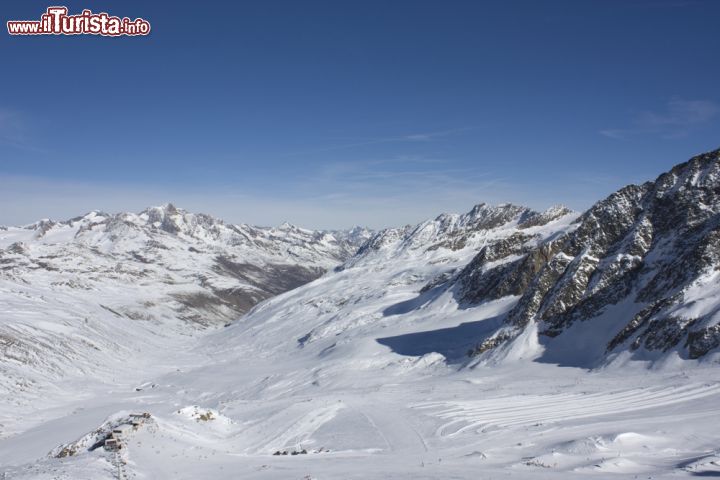 Immagine Panorama sul ghiacciaio Val Senales, Trentino Alto Adige. Com'è un ghiacciaio visto da vicino? E la natura a più di 3 mila metri di altitudine? Se d'estate la stazione sciistica situata a monte è il perfetto punto di partenza per percorsi alpinistici, dall'autunno fino a tarda primavera il ghiacciaio della Val Senales offre un'area sciistica con ben 35 km di piste preparate per ogni difficoltà - © Giacomo Bosio / Shutterstock.com
