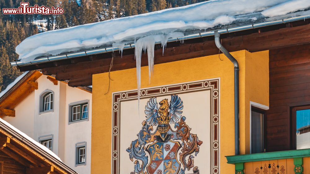 Immagine Ghiaccio sul tetto di una casa in legno a Flachau, Austria.