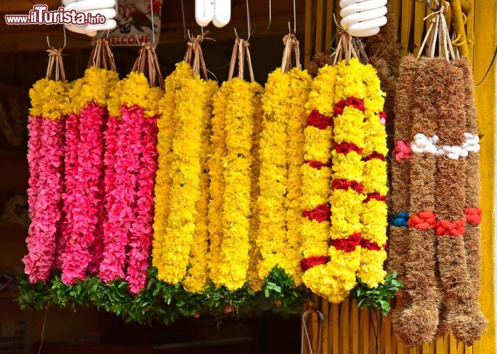 Immagine Ghirlande di fiori al mercato di Trivandrum, India, in occasione della ricorrenza di Onam - © Ajayptp / Shutterstock.com