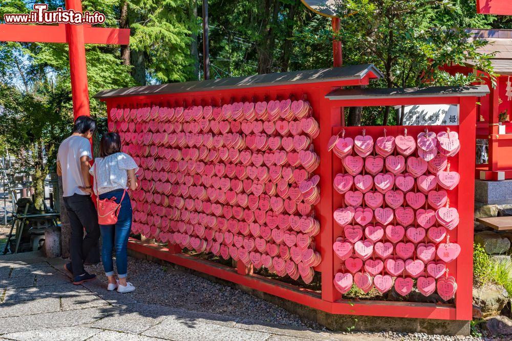 Immagine Giapponesi al santuario di Sanko Inari nel castello di Inuyama. Una parete di cuori in legno appesi vicino all'ingresso  - © Takashi Images / Shutterstock.com