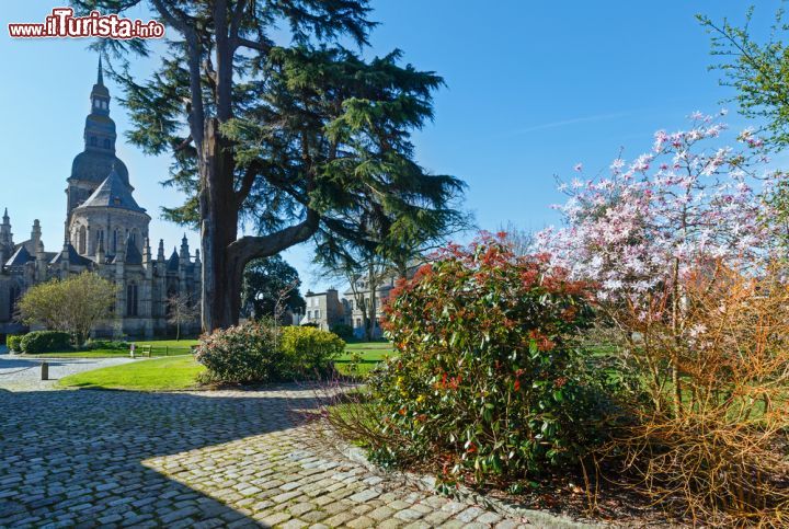 Immagine I giardini della basilica di St.Sauveur a Dinan, Bretagna. Il giardino fu, in passato, anche un cimitero, mentre oggi è un luogo ideale per una tranquilla passeggiata - foto © Brykaylo Yuriy / Shutterstock.com