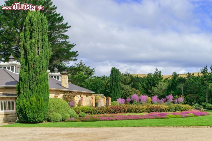 Immagine I giardini del castello di Larnach a Dunedin, Nuova Zelanda. Unico castello del paese, è circondato da 14 ettari di parco riconosciuti di importanza internazionale per la loro bellezza - © Tony Moran/ Shutterstock.com