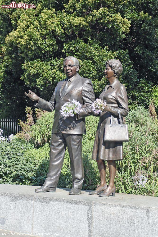 Immagine Giardini del Parlamento di Melbourne, Australia: memorial ai leaders della comunità aborigena, pastore Sir Douglas e signora Gladys Nicholls - © Joe Dejvice / Shutterstock.com