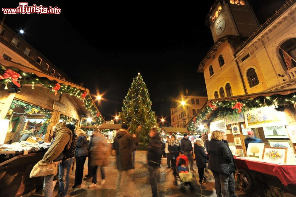 Immagine Da più di 10 anni, ad Asiago, i Giardini di Natale sono un attesissimo “rituale” fatto di luci, colori, atmosfere sospese nel tempo. Quest’anno i mercatini – che qui sono stati battezzati giardini – saranno ancora più scenografici, uno spettacolo nello spettacolo: aumentano, di numero e varietà, le casettine di legno, gli chalet degli espositori disposti nei giardini di piazza Carli e nella centralissima piazza II Risorgimento, dove verrà innalzato il grande abete di Natale. - © Roberto Costa Ebech