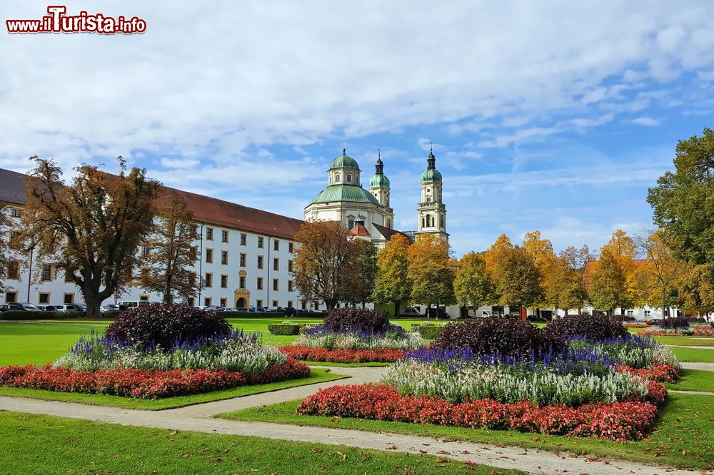 Immagine Giardini e aiuole nel centro di Kempten (Germania) con la basilica di San Lorenzo sullo sfondo.
