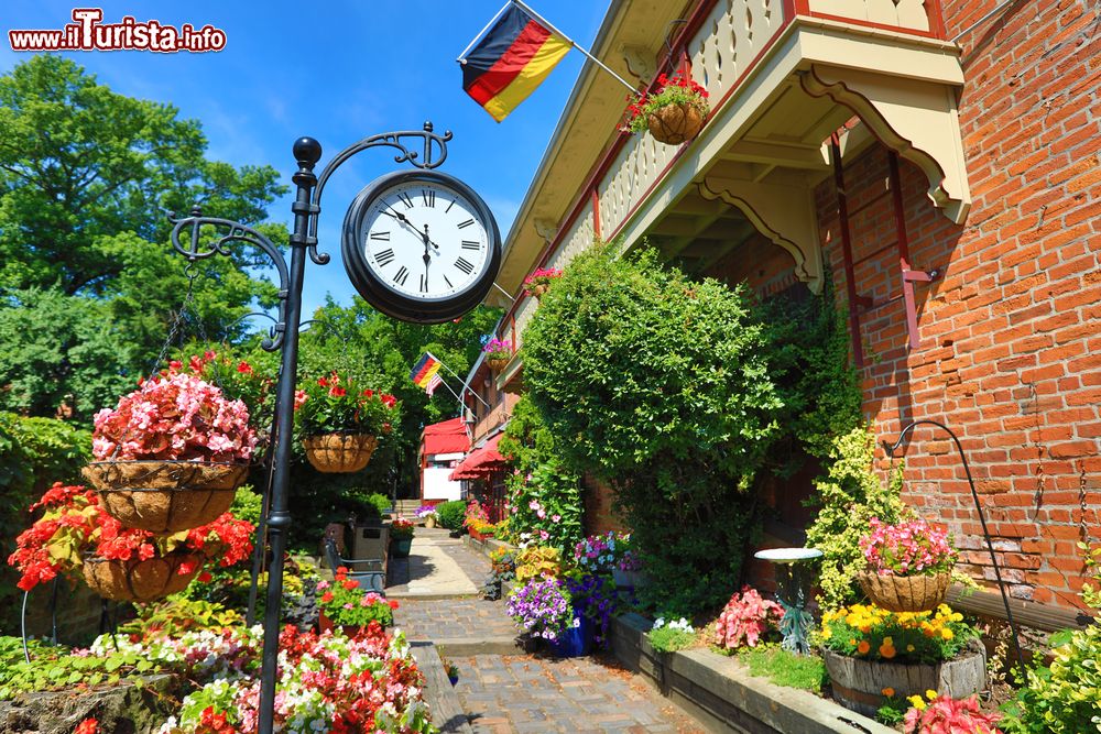 Immagine Giardini fioriti al German Village della città di Columbus, Ohio (USA).