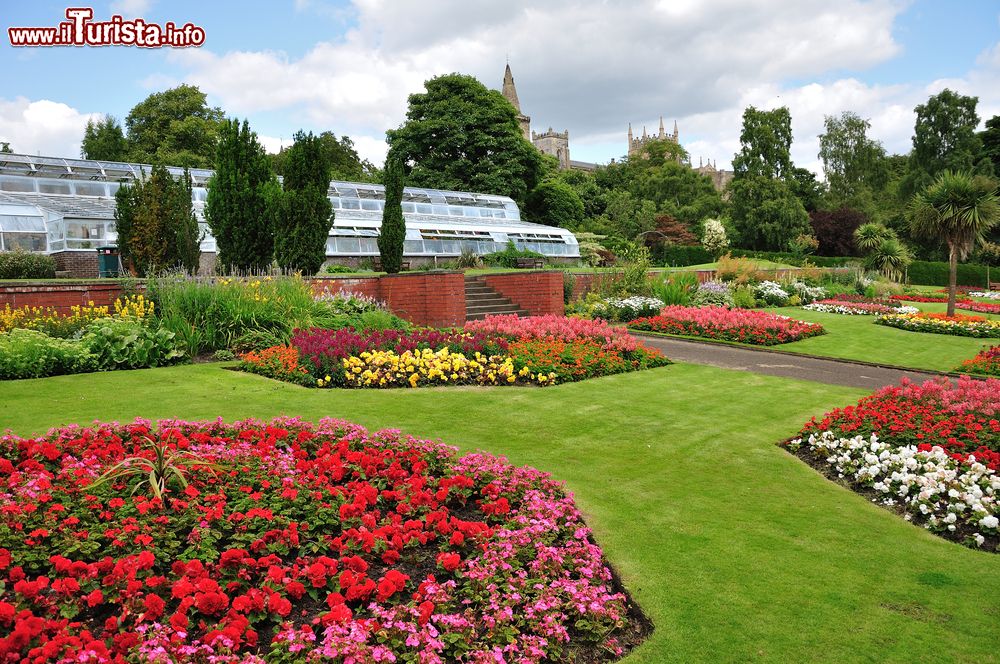 Immagine Giardini fioriti nel parco Pittencrieff a Dunfermline, Scozia, UK.