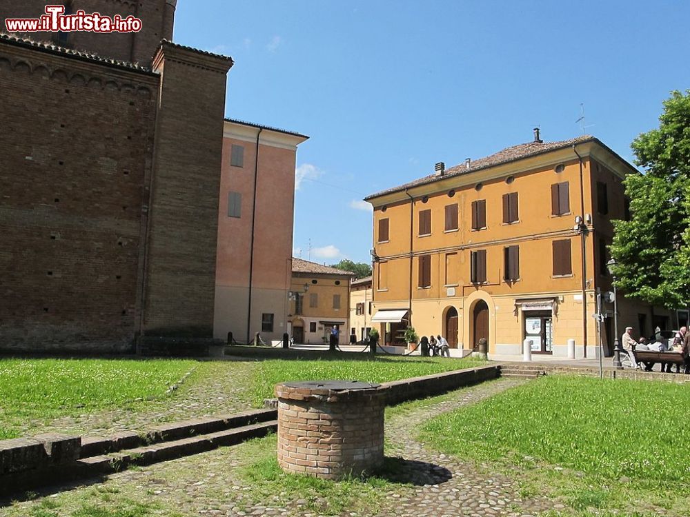 Immagine Giardini nel centro di Nonantola, provicia di Modena, Emilia-Romagna. Sulla sinistra l'Abbazia di S. Silvestro - © pietro scerrato, CC BY 3.0, Wikipedia