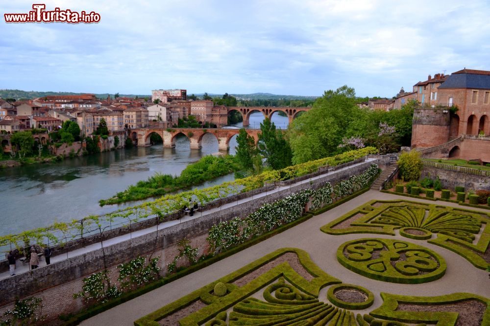 Immagine Gli splendidi giardini del Palazzo della Berbie (Palais de la Berbie) ad Albi e, sullos fondo il fiume Tarn.