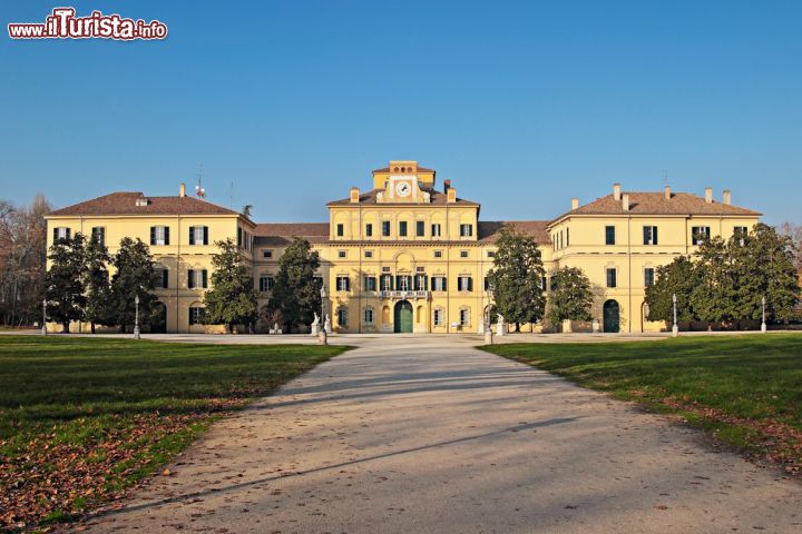 Immagine Il Palazzo Ducale del Giardino a Parma: un gioiello d'arte nel cuore del Parco Ducale - il Palazzo Ducale, chiamato anche Palazzo Giardino, sorge maestoso all'interno del grande Parco Ducale di Parma. Questa antica dimora nobiliare, fu costruita a metà del XVI secolo per volere dei duchi farnese ed è ora adibita a sede del Comando Provinciale dei carabinieri di Parma. Nelle sue tante e maestose sale, sono custoditi affreschi e opere d'arte di grande pregio, risalenti al periodo di grande splendore dei Farnese. - © iryna1 / Shutterstock.com