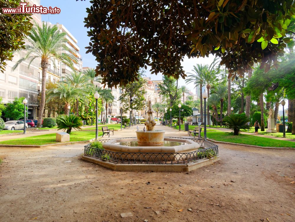 Immagine Giardino con fontana in un un parco cittadino di Alicante, Spagna.