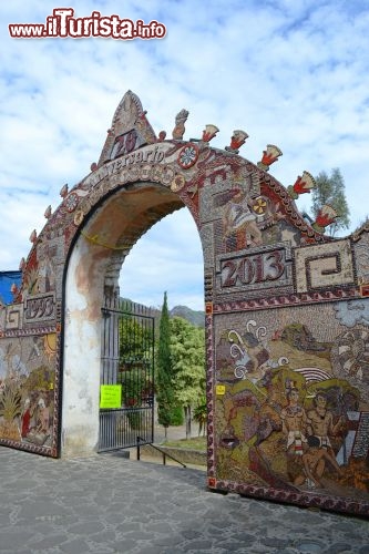 Immagine Giardino del Convento de la Natividad: è adiacente al mercato che si tiene ogni giorno nello zócalo di Tepoztlán. Nel cortile della chiesa e del convento si ritrovano spesso i bambini a giocare nel prato e gli anziani a chiacchierare sulle panchine.