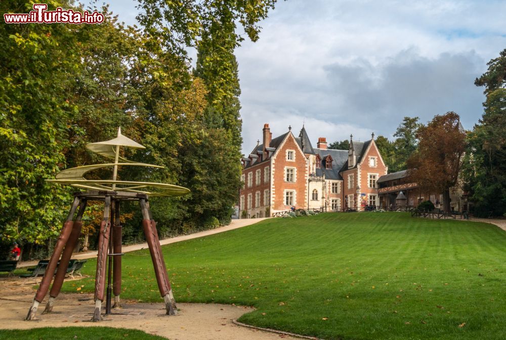 Immagine Il Giardino del Castello di Clos Lucé di Amboise con una macchina di Leonardo a grandezza naturale