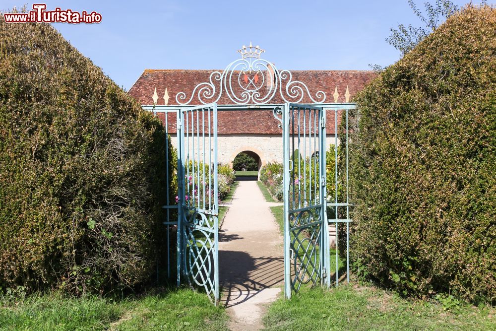 Immagine Il giardino del maniero di Cormatin in Francia, Borgogna. Ridisegnati nel 1992, i giardini che circondano il castello offrono un'opportunità per una bella passeggiata nella natura.