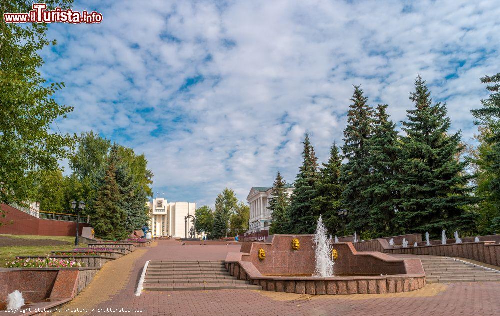 Immagine Giardino pubblico vicino all'edificio del  Mordovian Metropolia and House of Republic a Saransk, Russia - © Stetiukha Kristina / Shutterstock.com
