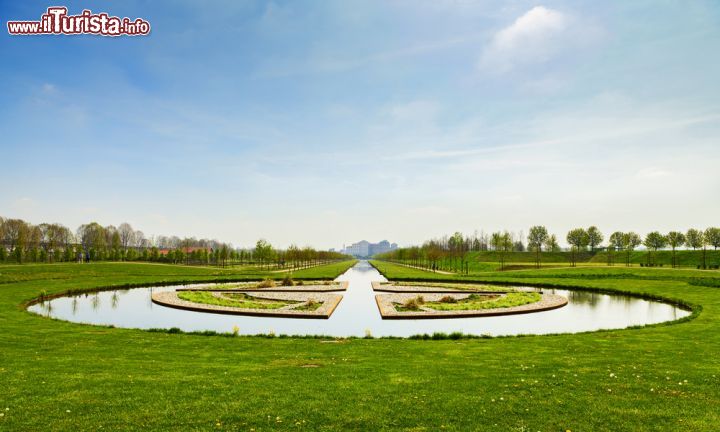 Immagine Il bellissimo giardino di Venaria Reale, Torino (Piemonte) - Passeggiando per l'area circostante si ha come l'impressione di essere in un romanzo di Jane Austen ambientato nel '700 e il paragone non è così fuori dalle righe se si pensa che qui, il gusto per la disposizione degli spazi rappresenta il più famoso esempio di area verde ben riuscita di tutto il periodo Settecentesco. Da non sottovalutare inoltre la meticolosità delle linee, l'ordine geometrico che evoca il simbolismo e un gusto particolarmente retrò che anche nei tempi attuali non stona - © lorenzobovi / Shutterstock.com