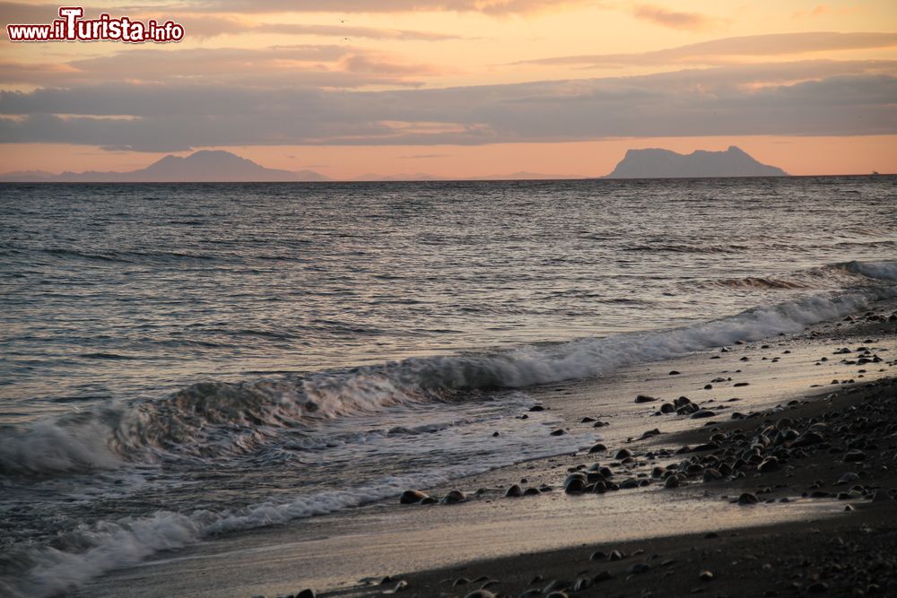 Immagine Gibilterra vista da Estepona, Spagna. Fondato dai Mori in epoca medievale, questo avamposto militare fu ceduto agli inglesi nel 1713.