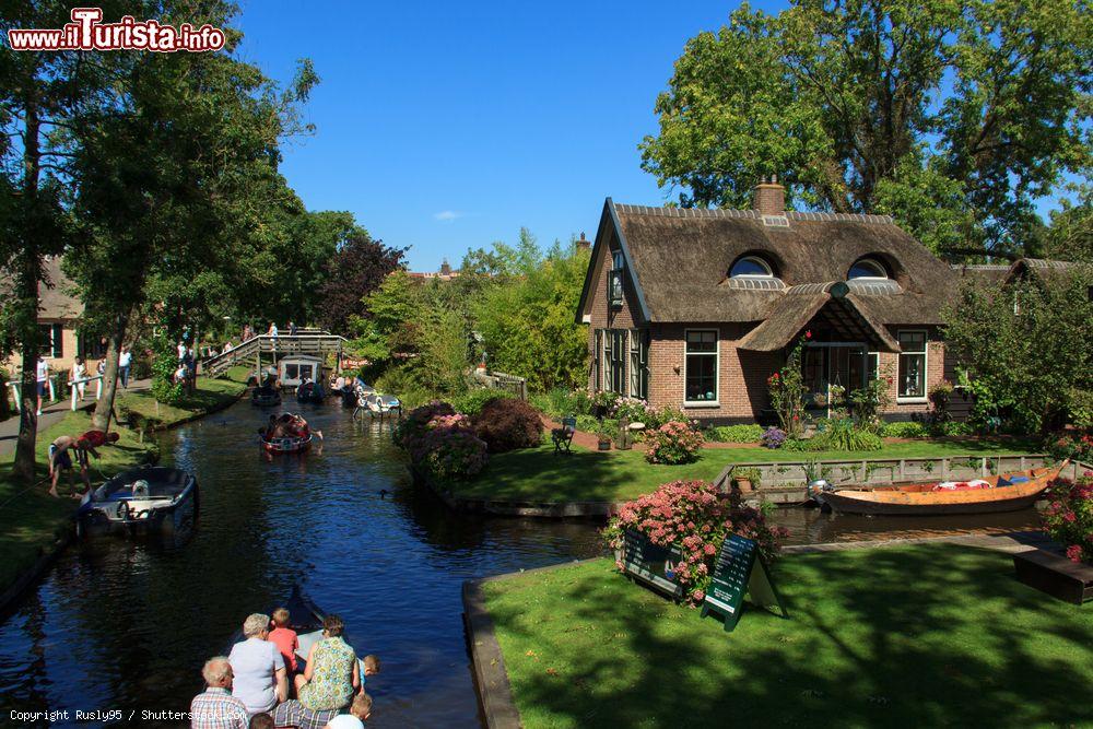 Immagine Giethoorn, la Venezia dei Paesi Bassi. Si trova a 120 km dalla capitale Amsterdam e non ha strade perchè in passato doveva nascondere i suoi abitanti dalle persecuzioni religiose del XII° secolo - © Rusly95 / Shutterstock.com