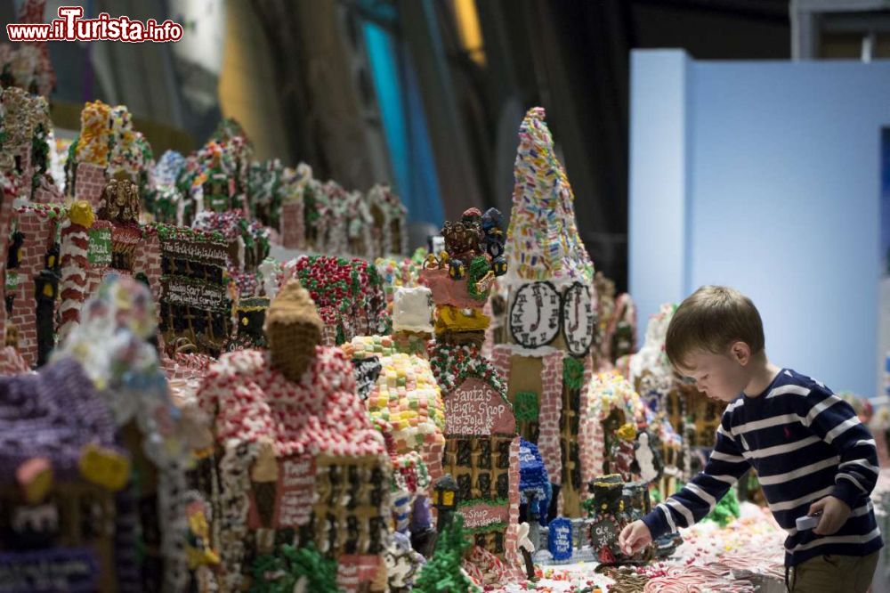 Immagine Un bimbo davanti alle casette di pan di zenzero nel periodo natalizio presso la Gingerbread Lane della New York Hall of Science - foto © NY Hall of Science