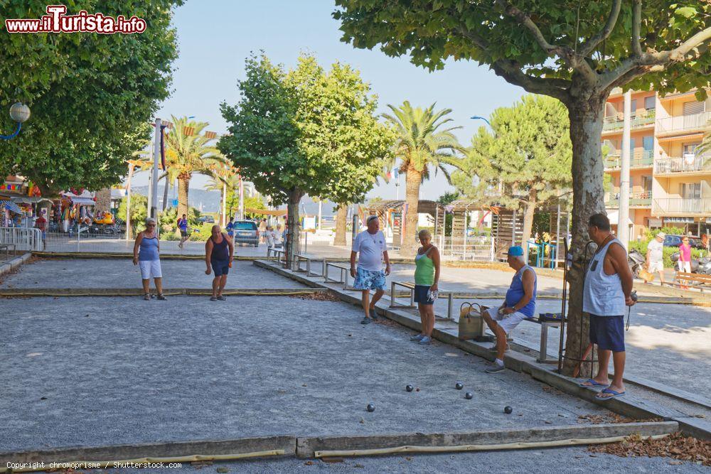 Immagine Giocatori di pétanque nel centro di Cavalaire-sur-Mer, Francia. Derivata dal "gioco provenzale", la pétanque è una specialità delle bocce. La prima partita ufficiale ebbe luogo nel 1907 - © chromoprisme / Shutterstock.com