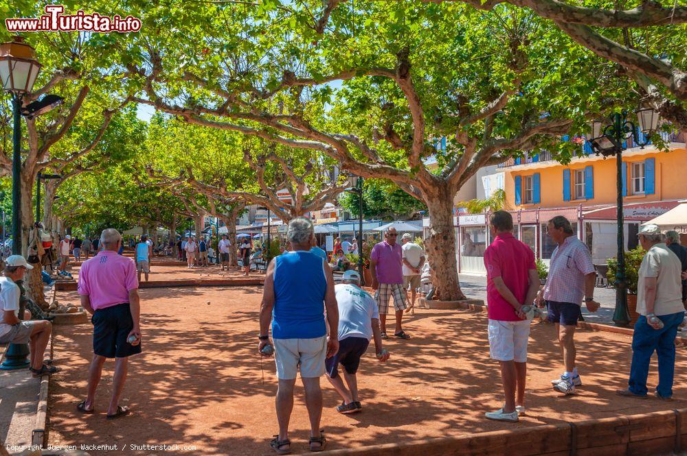 Immagine Giocatori di pétanque nel centro di Le Lavandou, dipartimento del Var (Francia) - © Juergen Wackenhut / Shutterstock.com