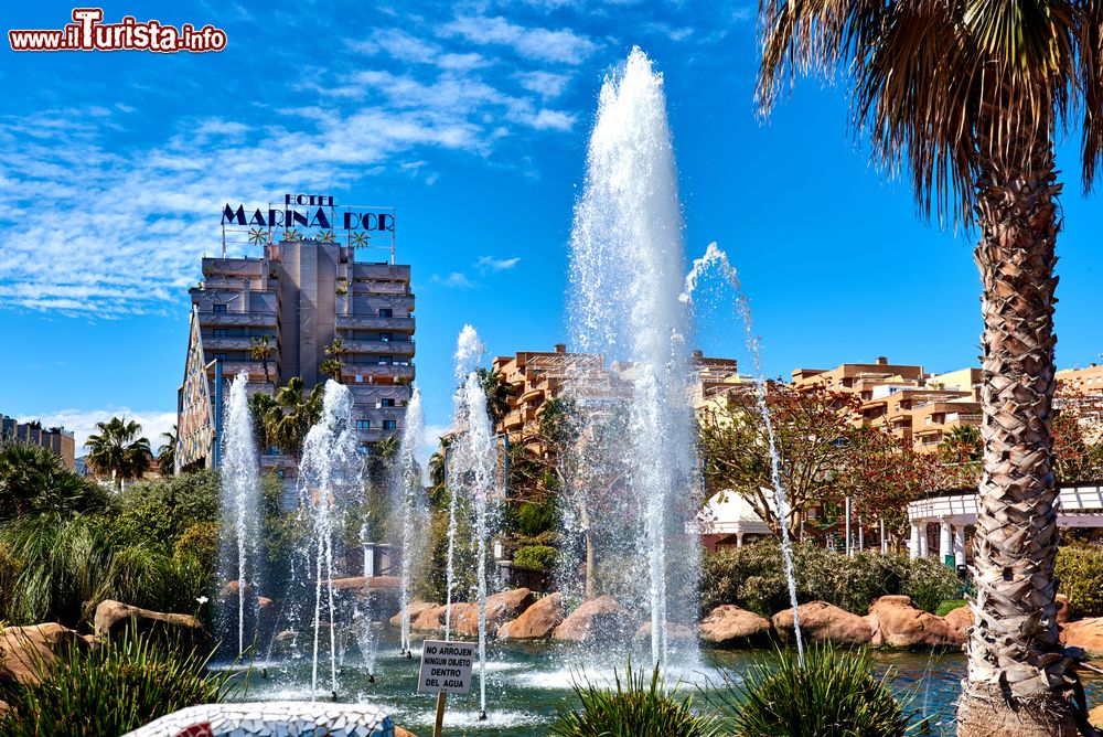 Immagine Giochi d'acqua al giardino di Marina d'Or a Oropesa del Mar, Spagna. Fontane e laghetti artificiali rinfrescano le passeggiate nell'area verde di Marina d'Or durante le assolate giornate spagnole - © Alex Tihonovs / Shutterstock.com