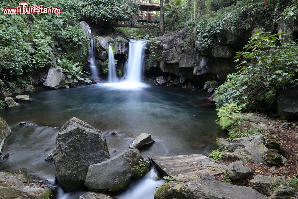 Immagine Giochi d'acqua e formazioni rocciose a Uruapan, Messico.