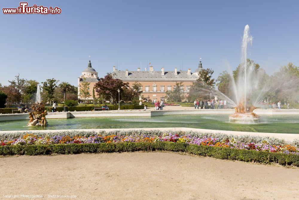 Immagine Giochi d'acqua, fontane e sculture nei giardini di Aranjuez, Spagna. Sono una delle attrattive turistiche più frequentate dai visitatori provenienti da tutto il mondo - © FRANCISGONSA / Shutterstock.com