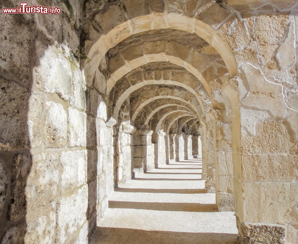 Immagine Giochi di luce e prospettive lungo un portico ad archi nella città vecchia di Aspendos, Turchia.