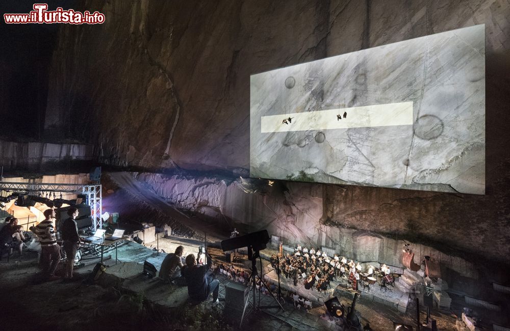 Immagine Giochi di Luce ed artisti sul palcoscenico di Tones On The Stones a Trontano in Piemonte