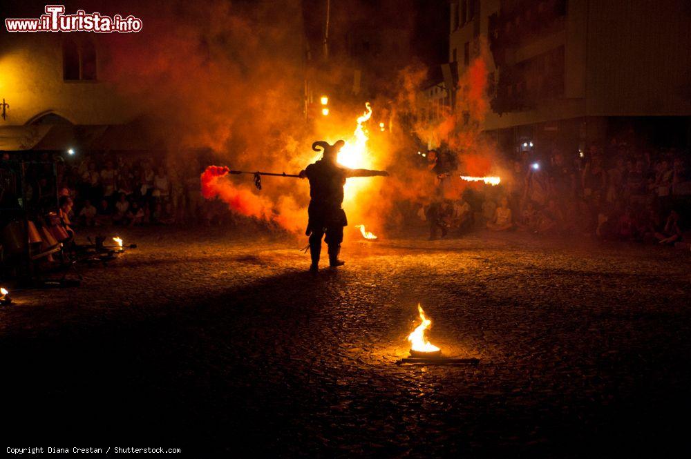 Immagine Giocolieri e mangiafuoco by night in una rievocazione storica a Spilimbergo, Pordenone, Friuli Venezia Giulia - © Diana Crestan / Shutterstock.com