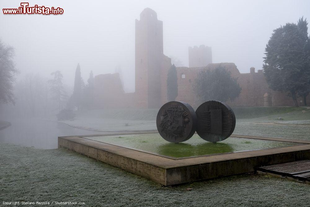 Immagine Giornata di nebbia nei giardini della Rocca di Noale in Veneto - © Stefano Mazzola / Shutterstock.com