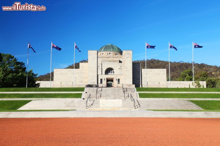 Immagine Giornata di sole al War Memorial di Canberra, Australia - Fondato nel 1941, questo edificio che si occupa di sostenere tutti i morti in battaglia e i caduti o feriti in guerra, rappresenta una testimonianza storica, culturale e sensibile di un'importanza fondamentale. Per questo motivo viene considerato tra i monumenti più importanti del mondo, anche perché la sua simbologia nasconde molto di più che una semplice costruzione architettonica ben riuscita - © Dan Breckwoldt / Shutterstock.com