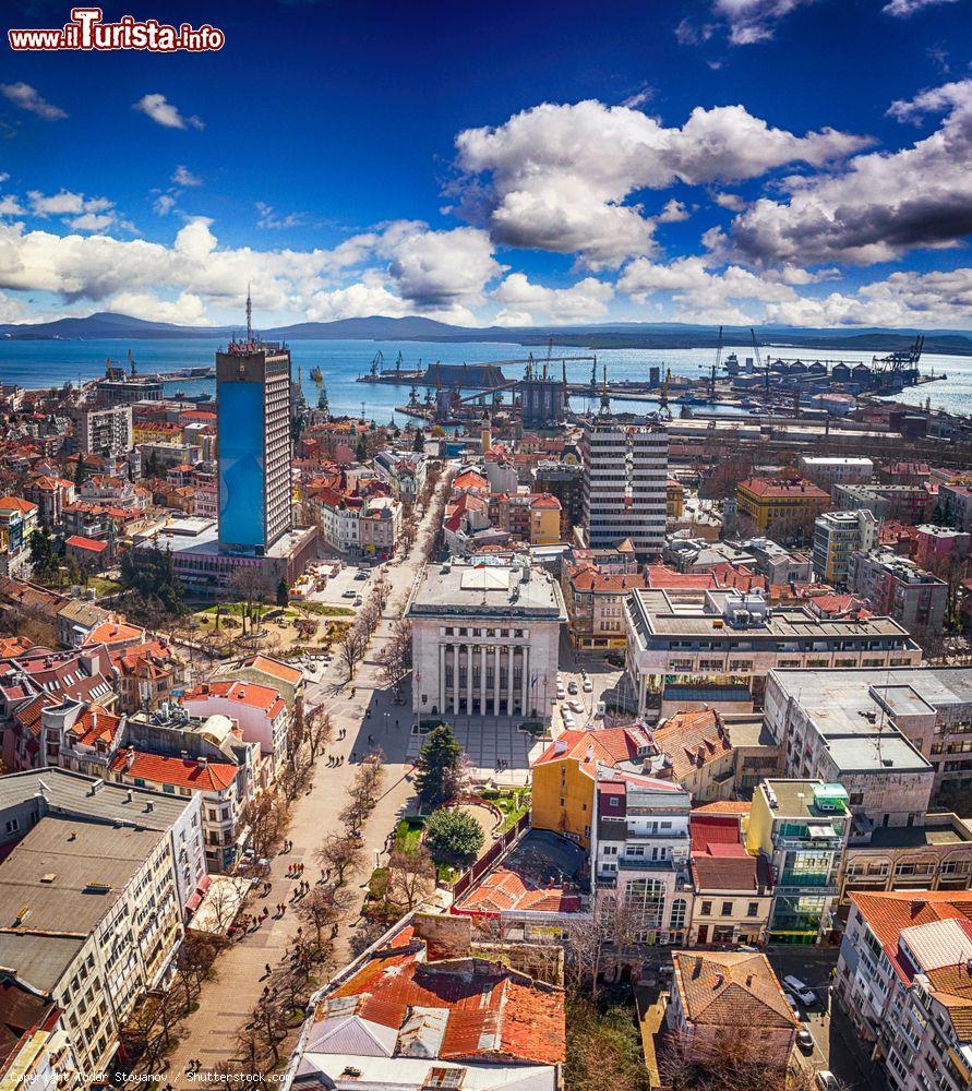 Immagine Giornata di sole primaverile sulla città di Burgas in Bulgaria, costa del Mar Nero - © Todor Stoyanov / Shutterstock.com
