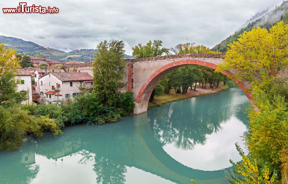 Immagine Una giornata nuvolosa a Fossombrone: in foto il ponte sul fiume Metauro