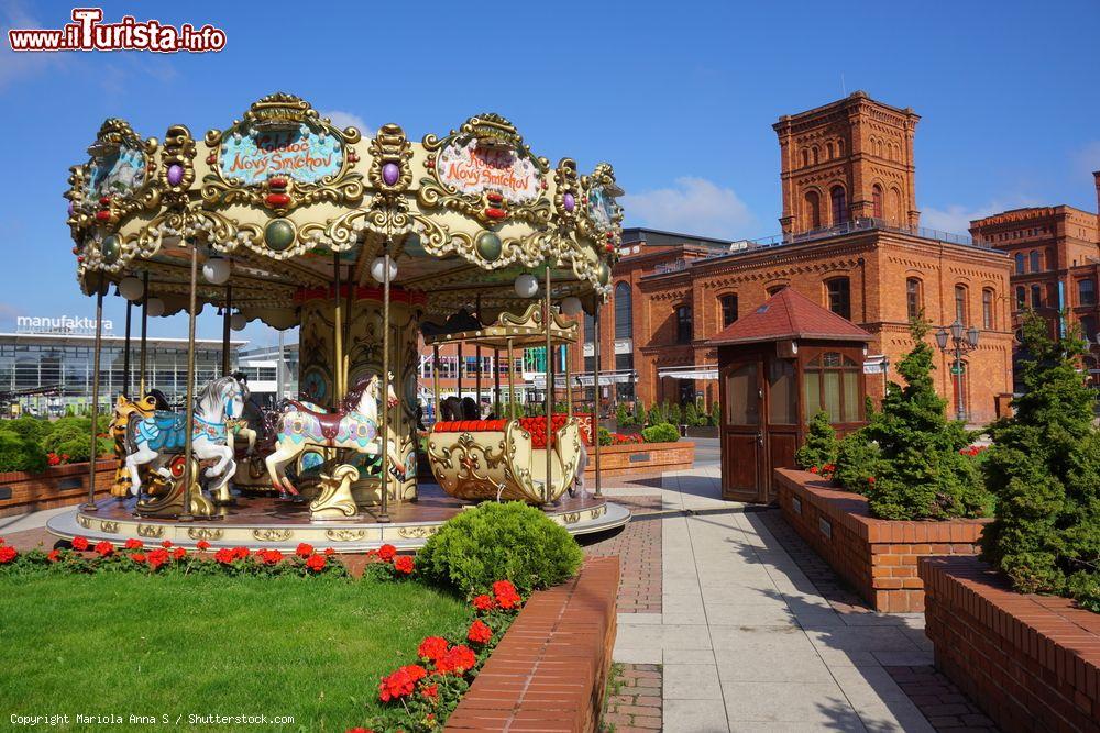 Immagine Una giostra per bambini nella piazza del centro commerciale Manufaktura a Lodz, Polonia. Qui sorgono complessi dedicati all'arte e allo shopping - © Mariola Anna S / Shutterstock.com