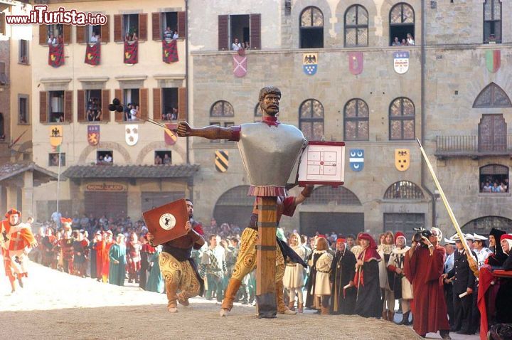 Immagine La Giostra del Saracino ad Arezzo: il buratto con lo scudo-bersaglio e il mazzafrusto che deve essere schivato dai fantini - ©  Wikipedia