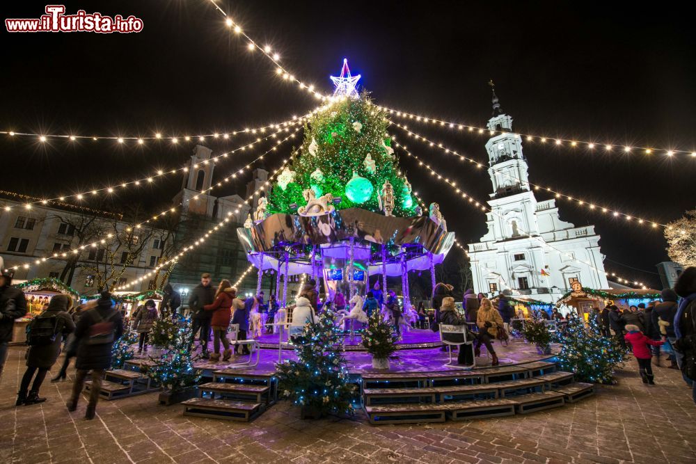 Immagine Le giostre sulla Piazza del Municipio accolgono i bambini in visita ai mercatini di Natale di Kaunas, Lituania.