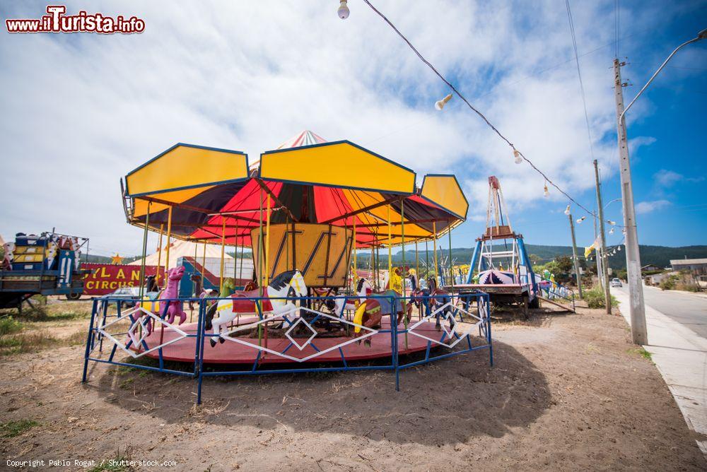 Immagine Giostre abbandonate vicino a un circo a Pichilemu, Cile - © Pablo Rogat / Shutterstock.com