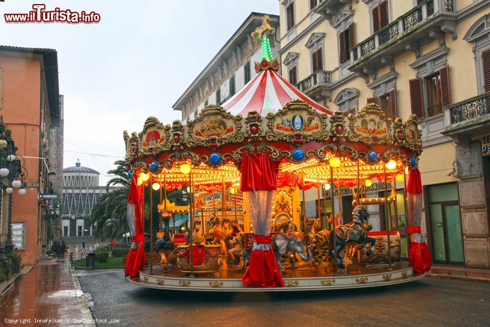 Immagine Giostre d'epoca in inverno in una strada di Montecatini Terme, Italia - © InnaFelker / Shutterstock.com