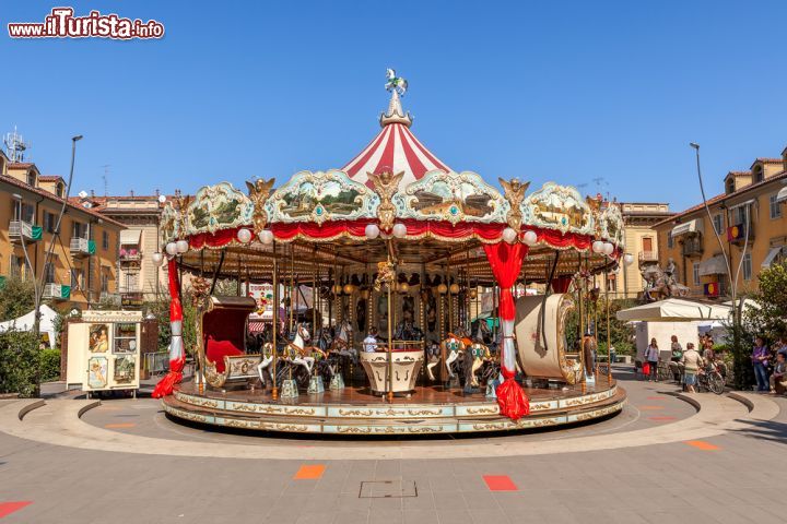 Immagine Giostre in piazza ad Alba, Piemonte, Italia. Sono il divertimento dei più piccoli ma anche degli adulti che li accompagnano: le tradizionali giostre antiche in legno con cavalli e carrozze - © Rostislav Glinsky / Shutterstock.com