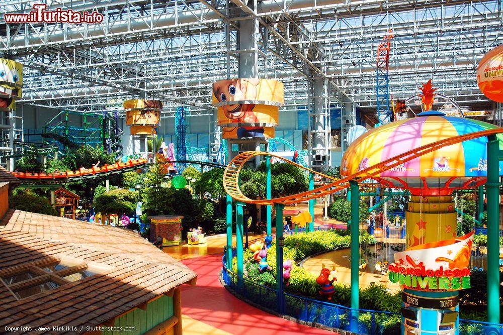 Immagine Giostre per bambini nel parco divertimento indoor al Mall of America di Bloomington, Indiana - © James Kirkikis / Shutterstock.com