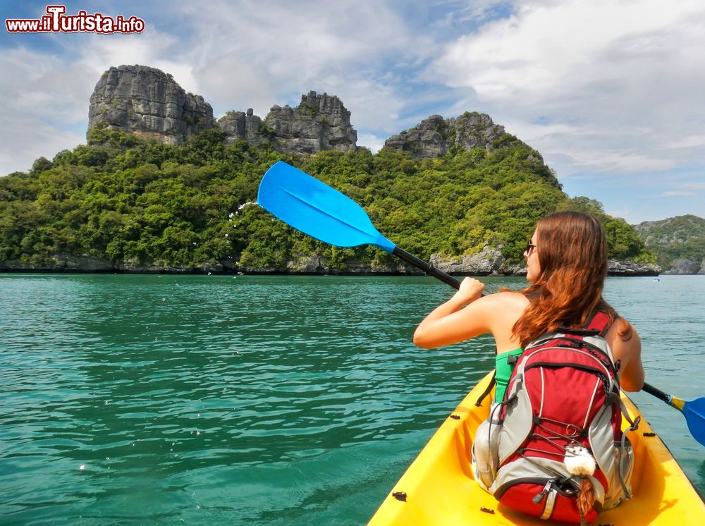 Immagine Una giovane donna fa kayak nel parco nazionale marino di Ang Thong, Thailandia.