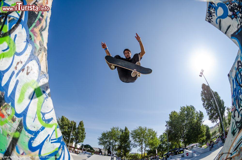 Immagine Il giovane Ruben Rodrigues alla seconda tappa del DC Skate Challenge by Fuel TV a Torres Vedras, Portogallo - © homydesign / Shutterstock.com