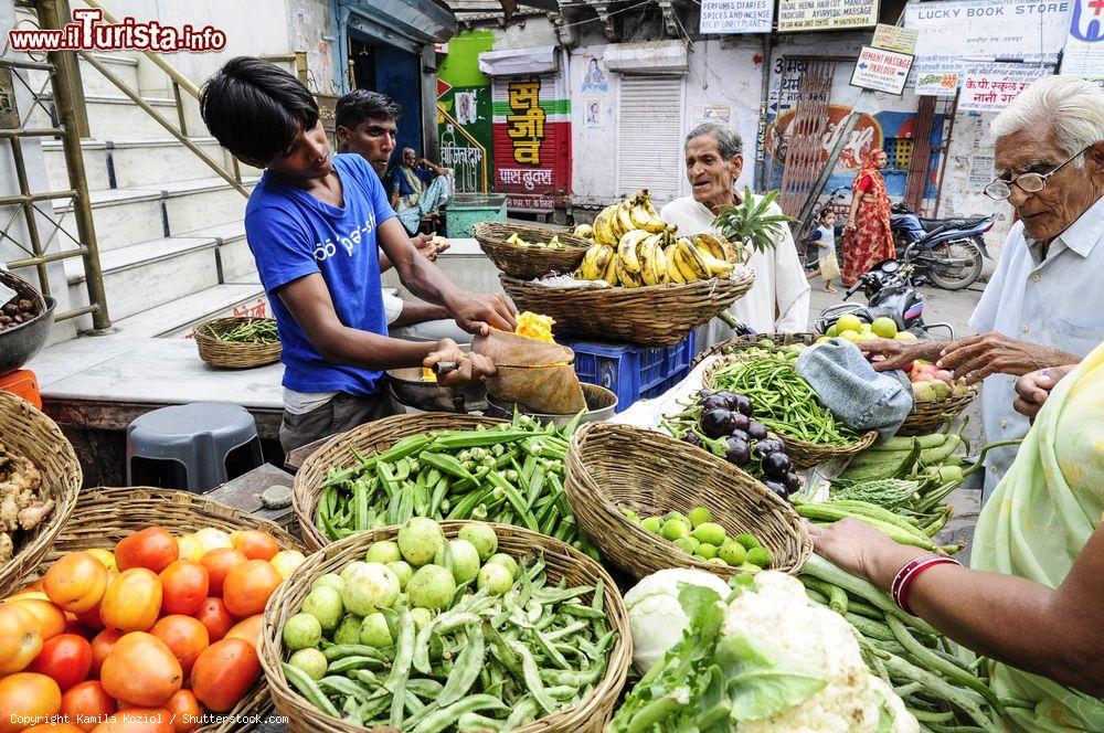 Immagine Un giovane venditore di frutta e verdura in un mercato locale di Udaipur, Rajasthan, India - © Kamila Koziol / Shutterstock.com