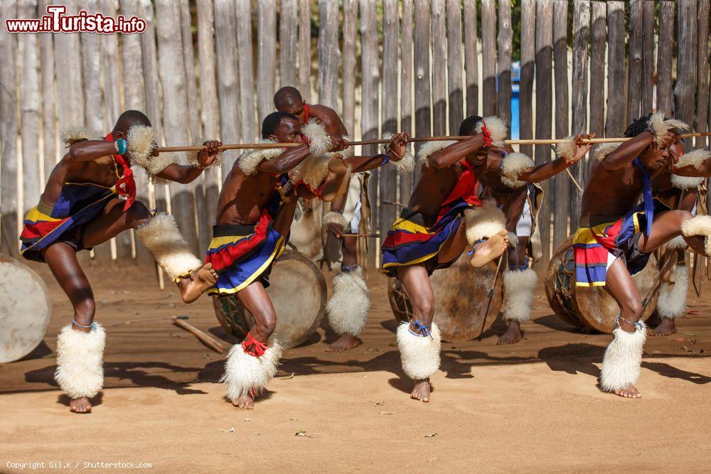 Immagine Giovani uomini indossano gli abiti tradizionali dello Swaziland e danzano, Africa - © Gil.K / Shutterstock.com