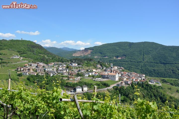 Immagine Giovo (località Verla) fotografata dal percorso panoramico della bassa Val di Cembra