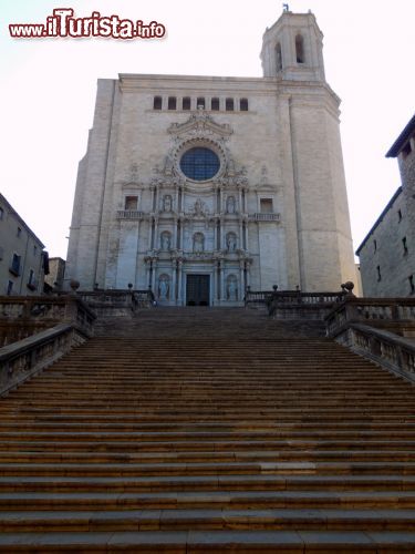 Immagine Girona, la cattedrale: raggiungere l'ingresso della cattedrale di Santa Maria è tutt'altro che semplice, considerando l'enorma scalinata che dalla piazzetta conduce al portone principale.